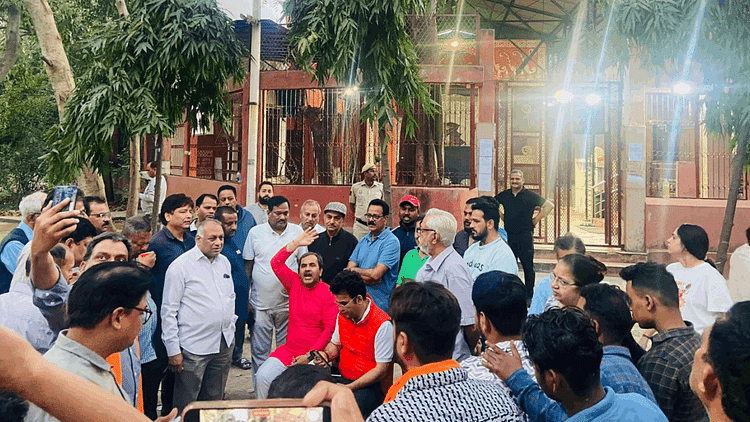 दिल्ली के पटपड़गंज इलाके में तीन मंदिरों पर बुलडोजर की कार्रवाई को लेकर हंगामा